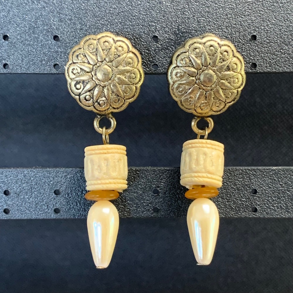 Vintage Style Antique Gold Tone Floral Medallion Faux Pearl Drop Earrings 3865
